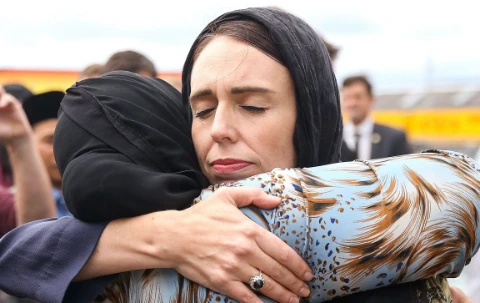 Jacinda Ardern insanlara sarılıyor